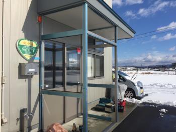 またまだ雪が降ってくる...風除室