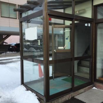 車でぶつかり・・・風除室