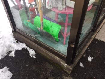 車でぶつかり・・・風除室