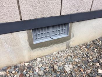 基礎の換気は大事・・・開閉式換気口取り付け