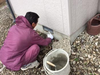 基礎の換気は大事・・・開閉式換気口取り付け