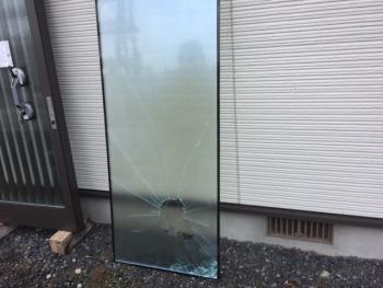 ガラスは意外に重いです。・・・硝子交換
