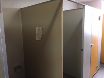 学校施設でお困り・・・ブース扉