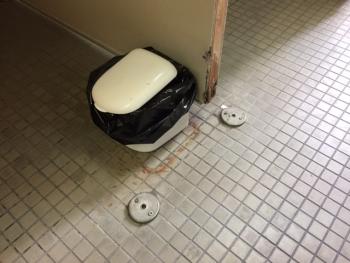 学校施設でお困り・・・ブース扉