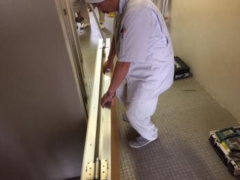 トイレ工事・・・間仕切り扉