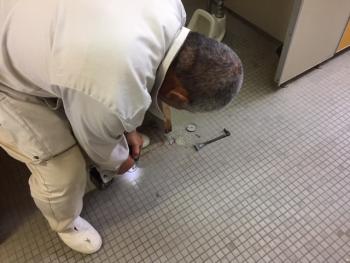 トイレ工事・・・間仕切り扉