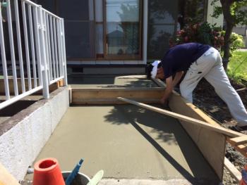 土間コンクリート・・・打設