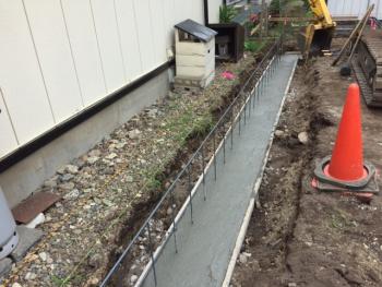 基礎工事は丈夫に・・・土留め兼フェンス基礎