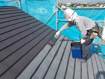 今日も天気に恵まれ・・・屋根塗装