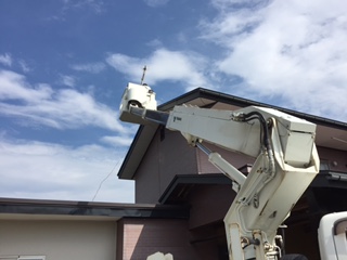 高所作業車でアンテナ調整