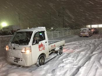 昨日から今もなお、雪が降り続き！