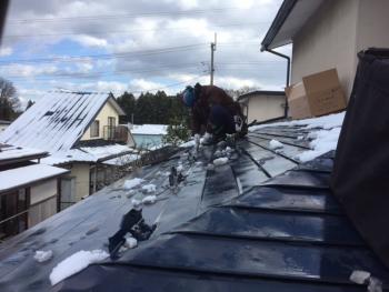雪降りの中の雪止め