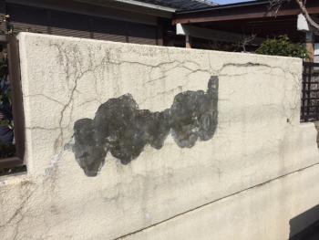 擁壁塗装の下地調整・・・工事中！
