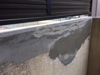 擁壁塗装工事中・・・下地処理２