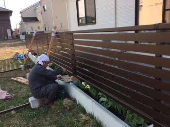 雪害で壊れたフェンス修繕してます。