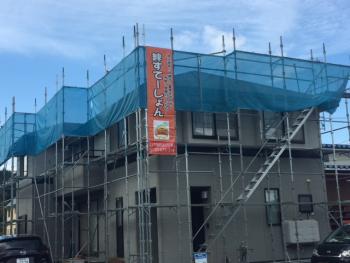 屋根塗装と雨樋工事　足場から始まりました。