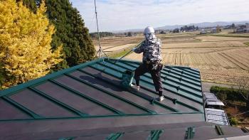大型屋根塗装　まだ続いてます。