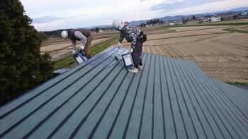 大型屋根塗装　まだ続いてます。