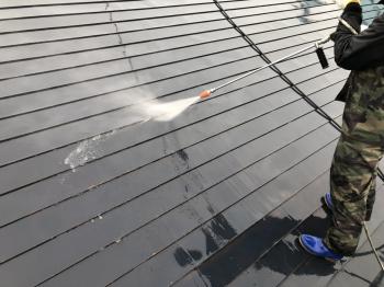 屋根の塗装が始まりました。