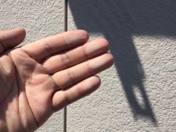 手が白くなったら塗り替えの時期