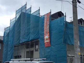 屋根の塗装が始まりました。