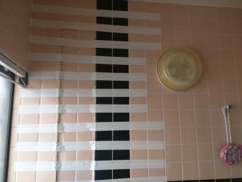 お風呂のタイルは突然はがれる