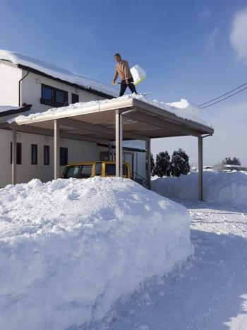 屋根の雪おろしの悪い例とコツ